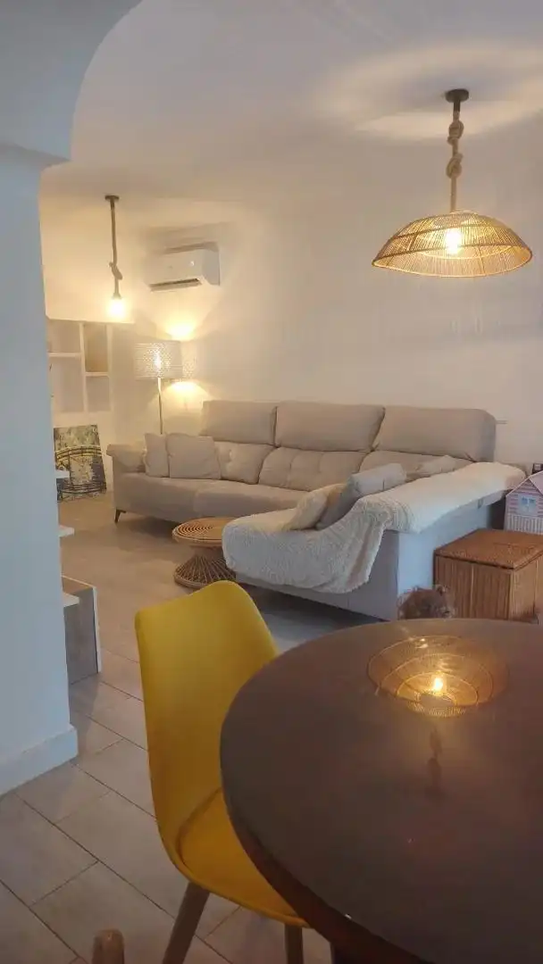 Sala d'estar de Casa adosada en venda en Eivissa amb Aire condicionat i Jardí privat