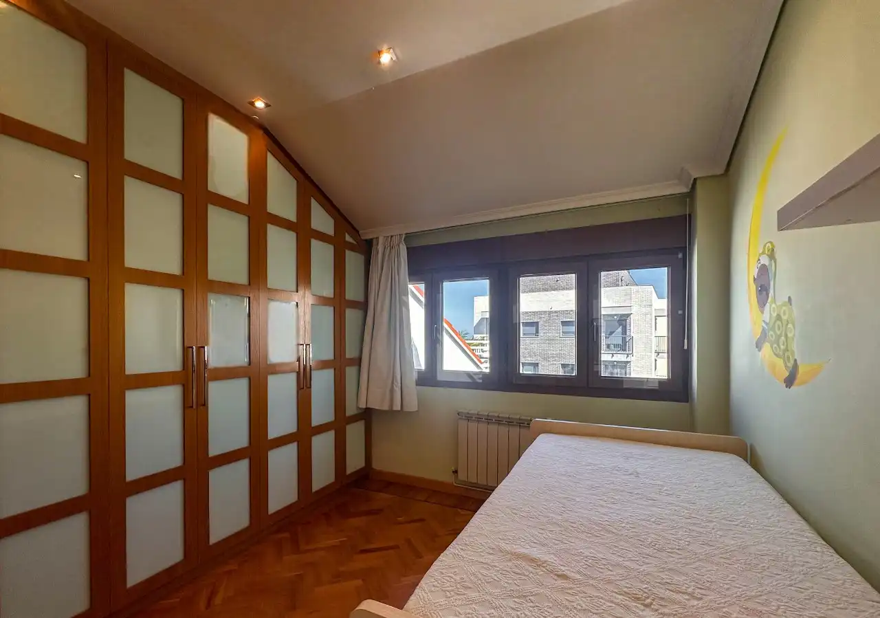 Habitación de Dúplex en venta en Santa Cruz de Bezana con Calefacción y Amueblado