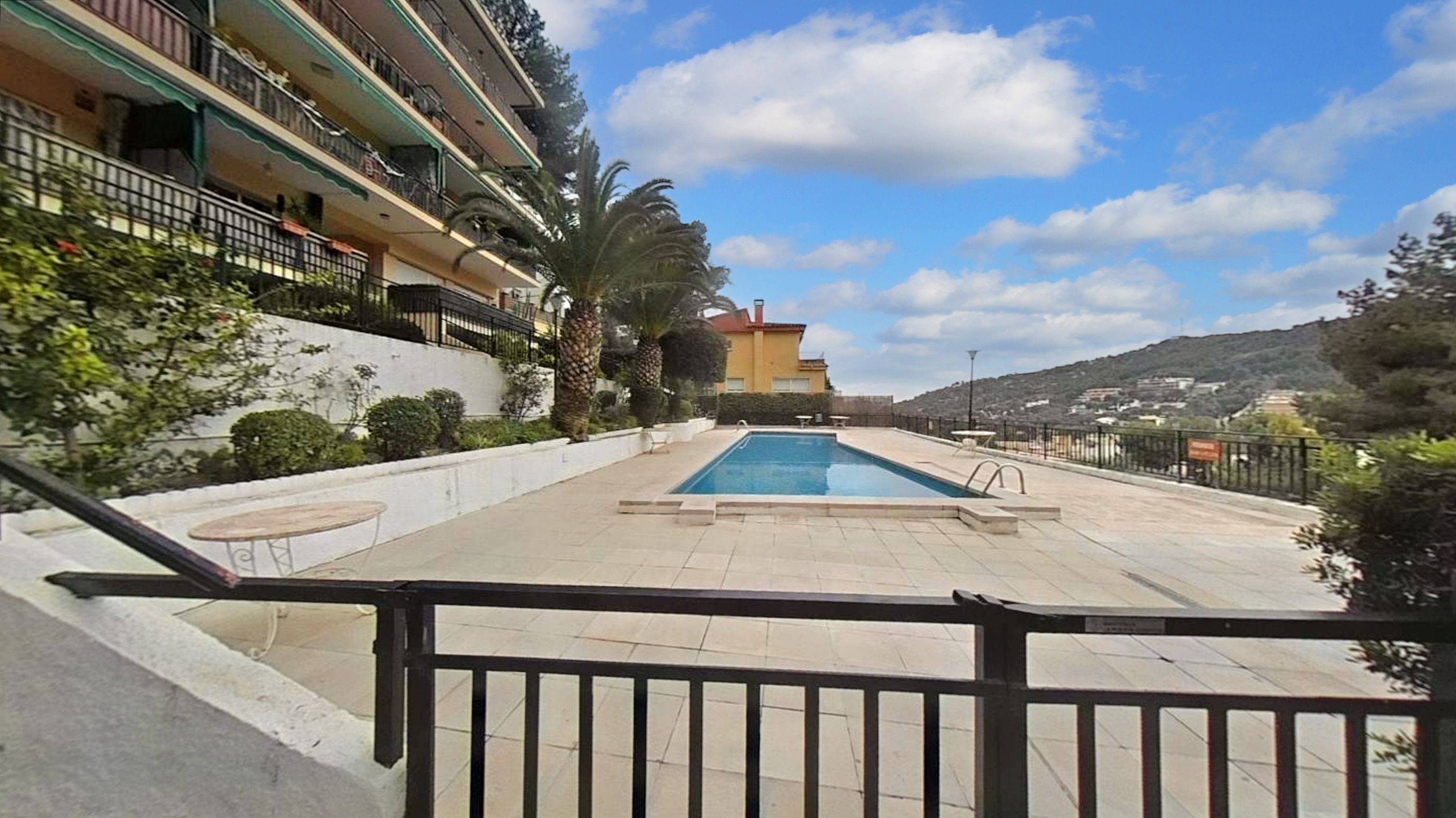 Piscina de Pis en venda en Castelldefels amb Jardí privat