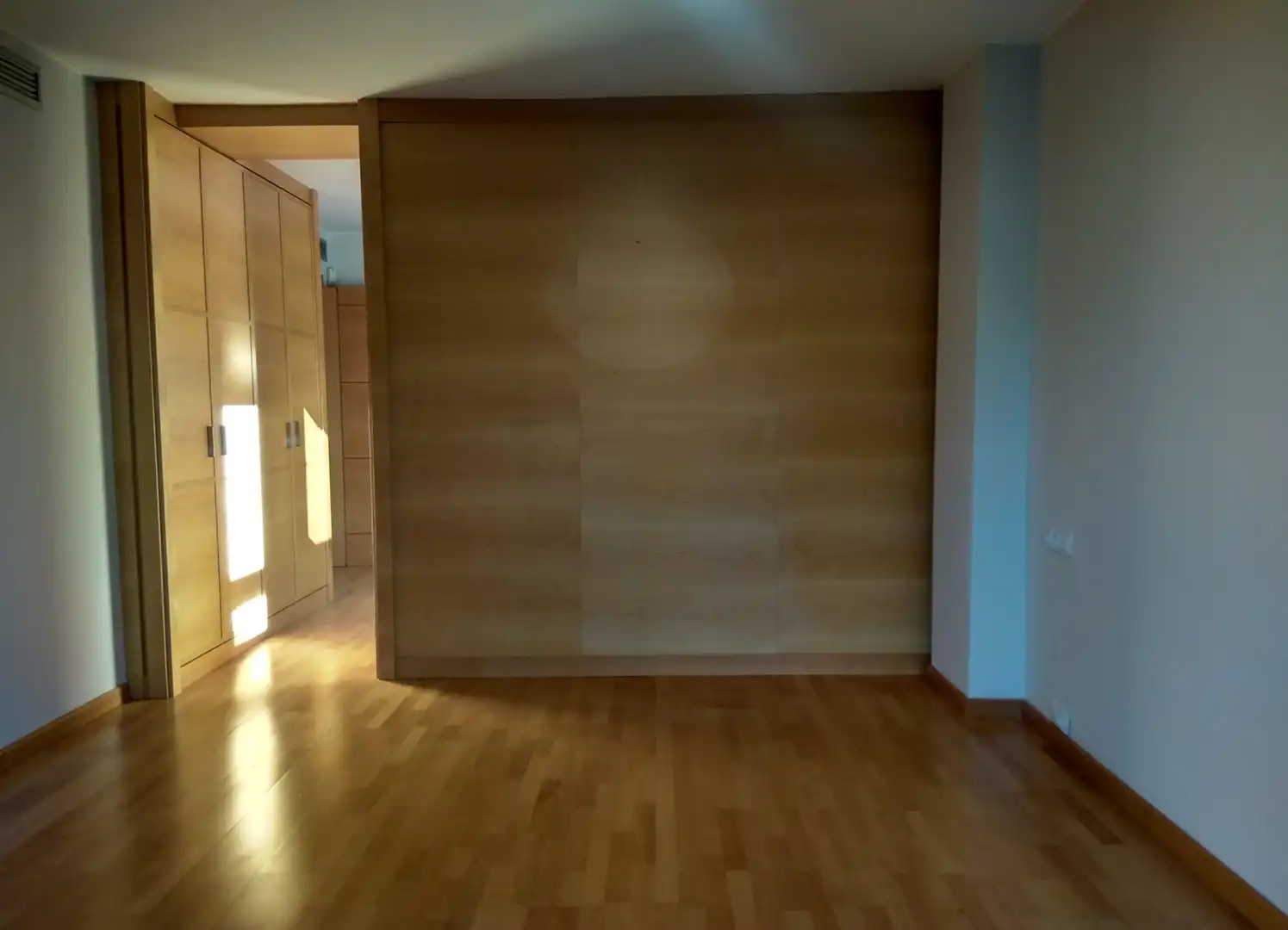 Bedroom of Houses for sale in Zaragoza  with Air Conditioner, Private garden and Parquet flooring