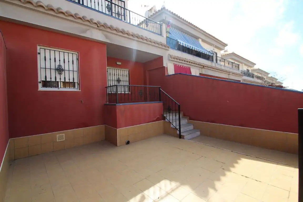 Vista exterior de Casa adosada en venta en Torrevieja con Calefacción, Jardín privado y Terraza