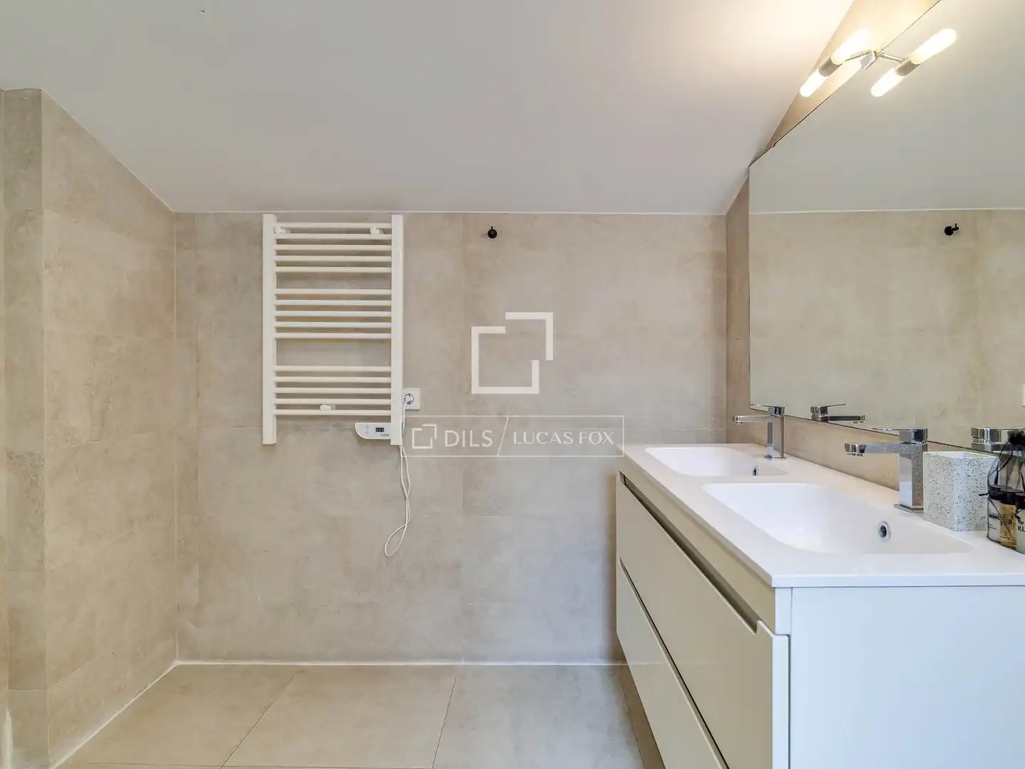 Badezimmer von Dachboden zum Verkauf in Barcelona mit Klimaanlage, Heizung und Terrasse