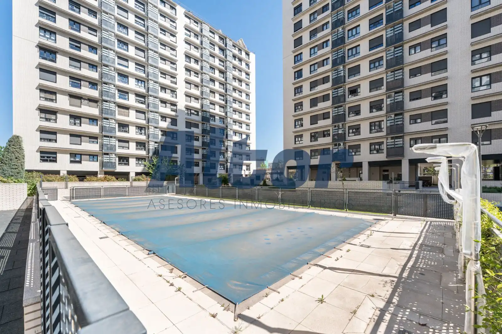 Swimming pool of Flat for sale in Madrid  with Air Conditioner, Heating and Terrace