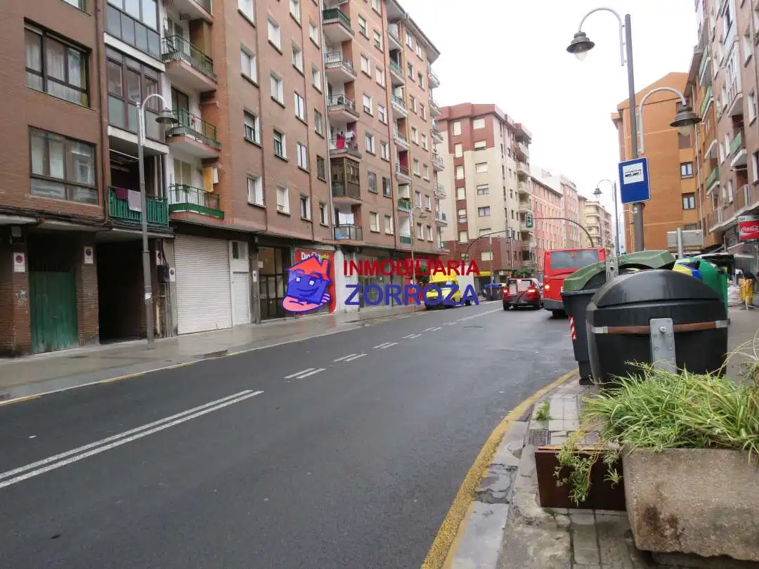 Vista exterior de Local en venta en Bilbao  con Aire acondicionado