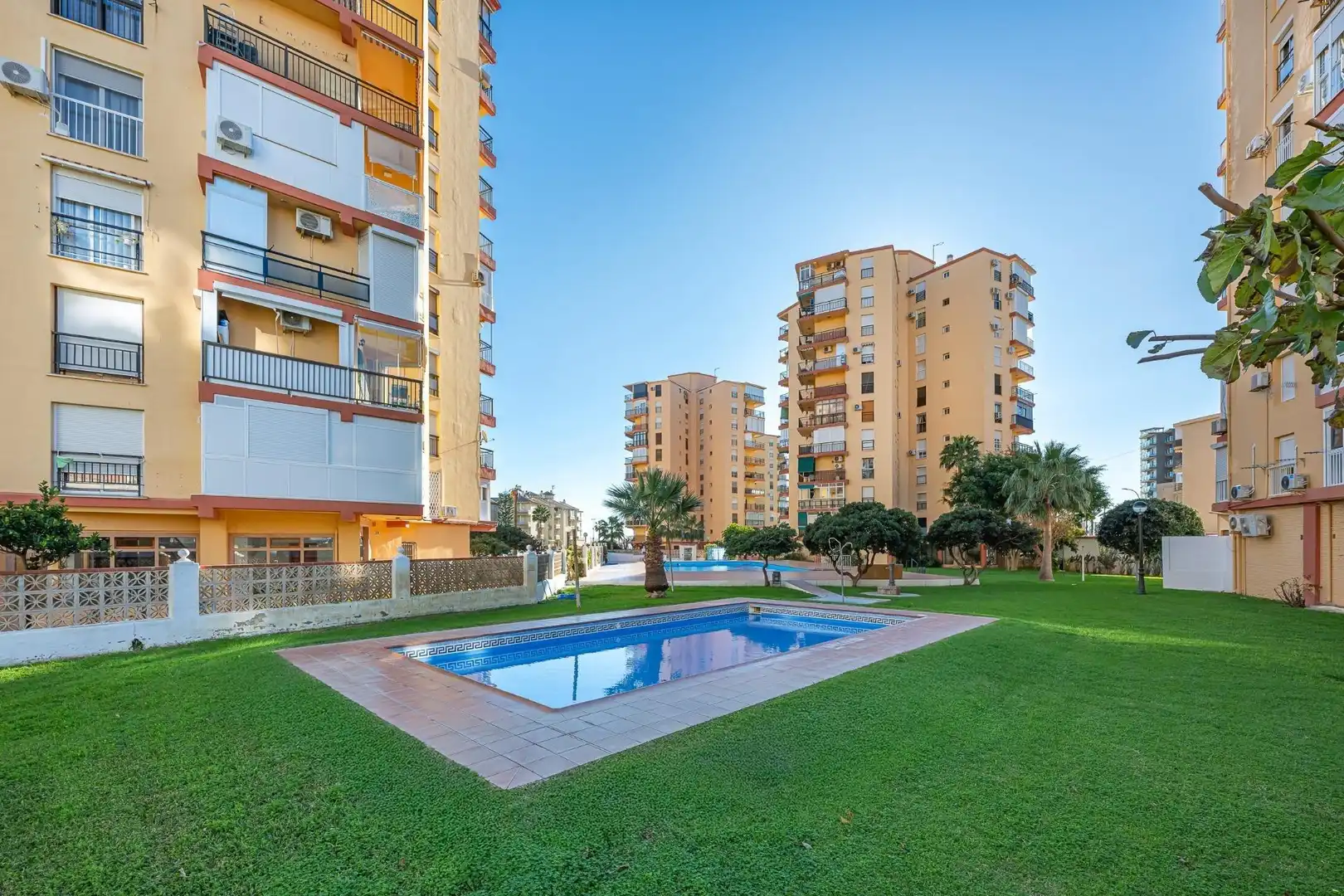 Piscina de Pis en venda en Torremolinos amb Aire condicionat, Calefacció i Jardí privat