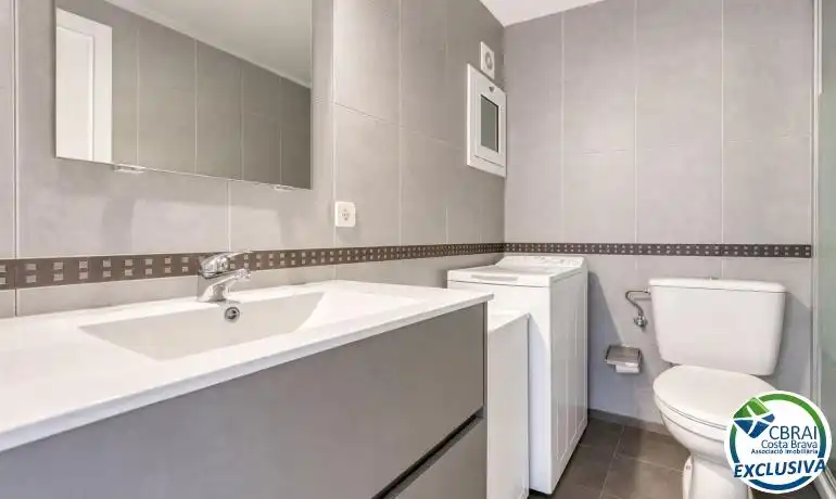 Bany de Pis en venda en Roses amb Terrassa i Piscina comunitària