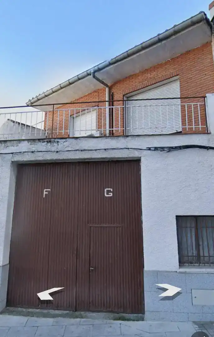 Vista exterior de Casa adosada en venda en Navalcarnero amb Aire condicionat i Balcó