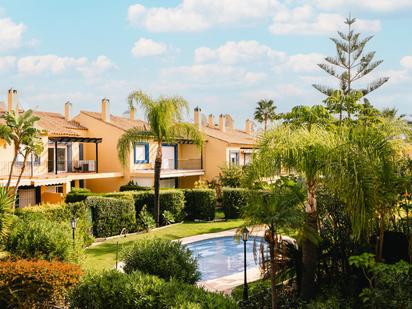 Vista exterior de Casa adosada en venda en Marbella amb Aire condicionat, Jardí privat i Terrassa