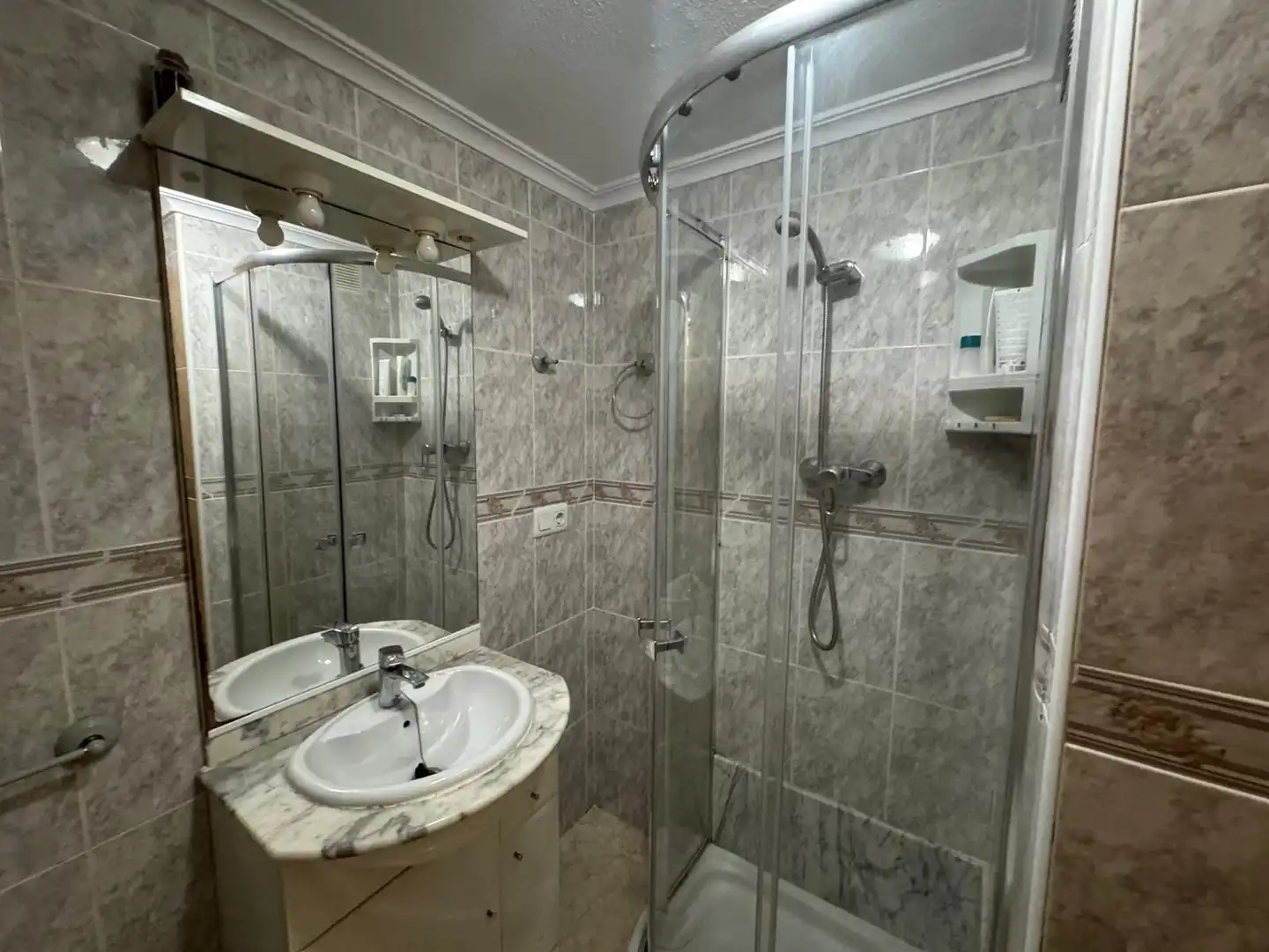 Bany de Apartament de lloguer en El Campello amb Jardí privat, Terrassa i Moblat
