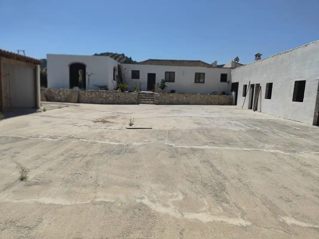 Vista exterior de Finca rústica en venda en Montellano amb Calefacció, Jardí privat i Moblat