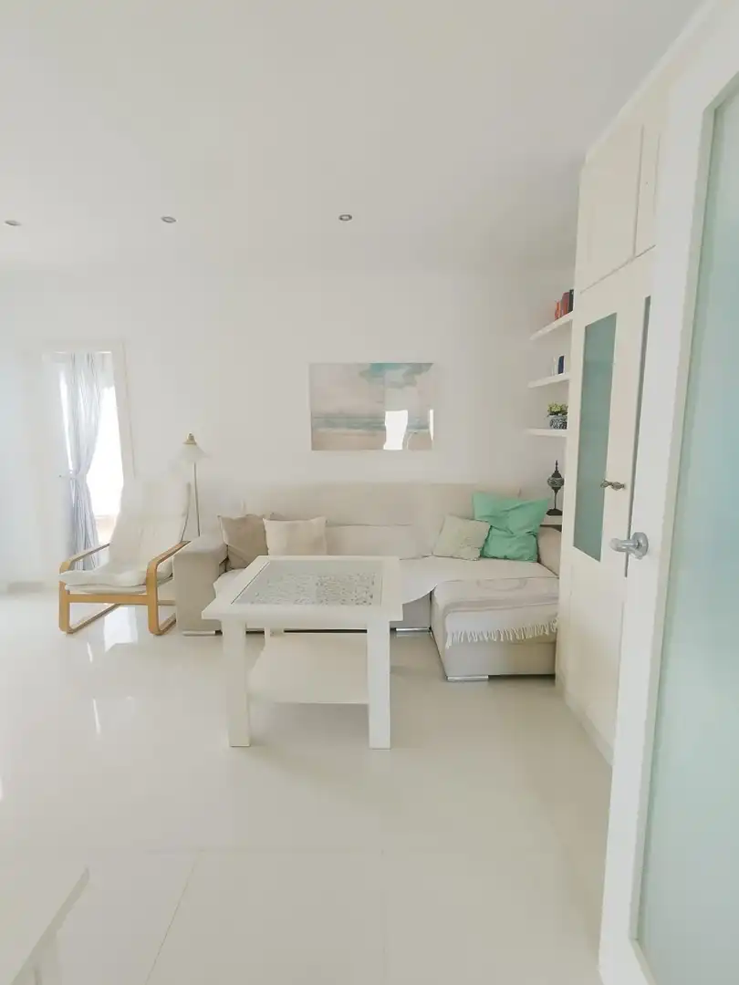 Sala de estar de Apartamento de alquiler en Torrenueva Costa con Jardín privado, Terraza y Amueblado
