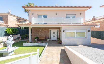 Vista exterior de Casa o xalet en venda en Cunit amb Aire condicionat, Calefacció i Jardí privat