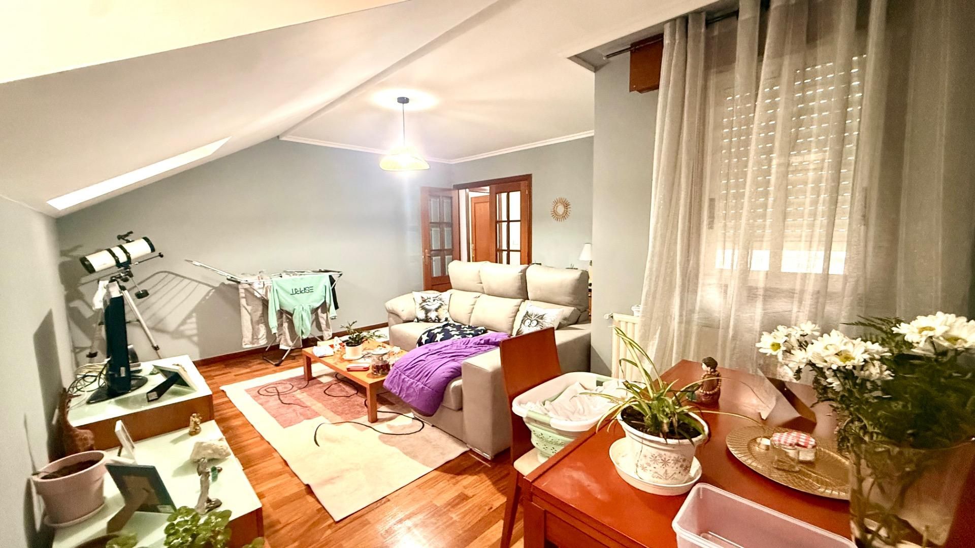 Sala de estar de Ático en venta en O Carballiño   con Calefacción y Amueblado