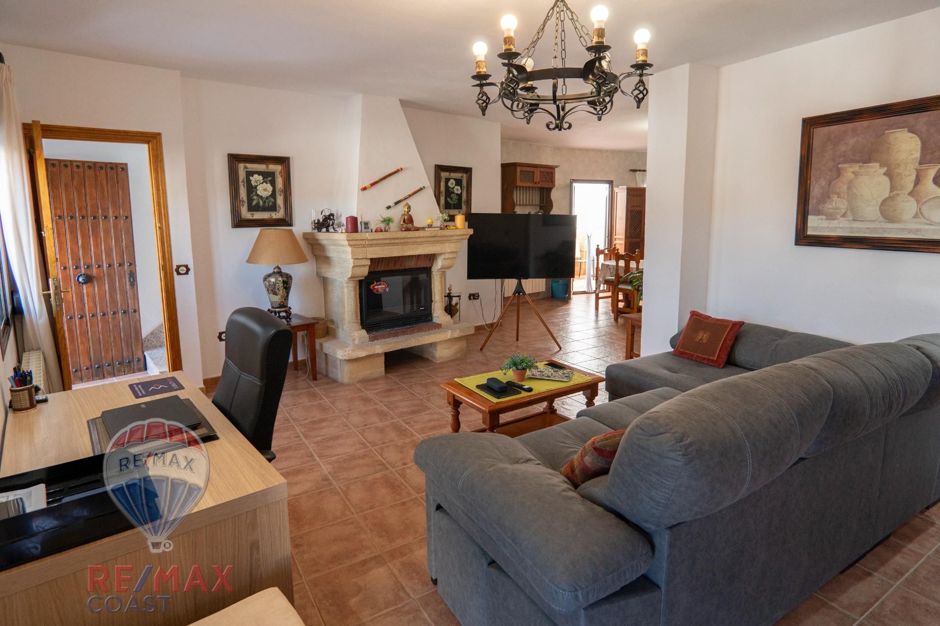 Sala d'estar de Finca rústica en venda en Cartajima amb Calefacció i Terrassa