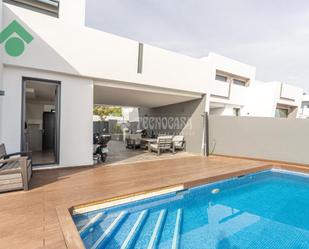 Vista exterior de Casa o xalet en venda en Vélez-Málaga amb Aire condicionat, Terrassa i Piscina