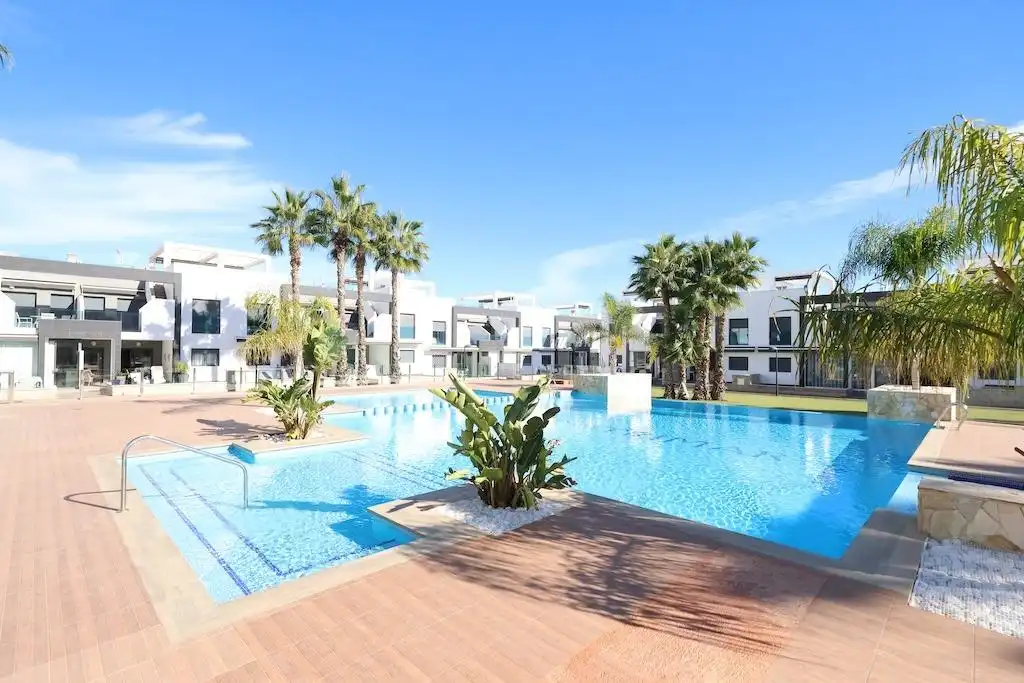 Apartamento con piscina en venta en Calle Granate