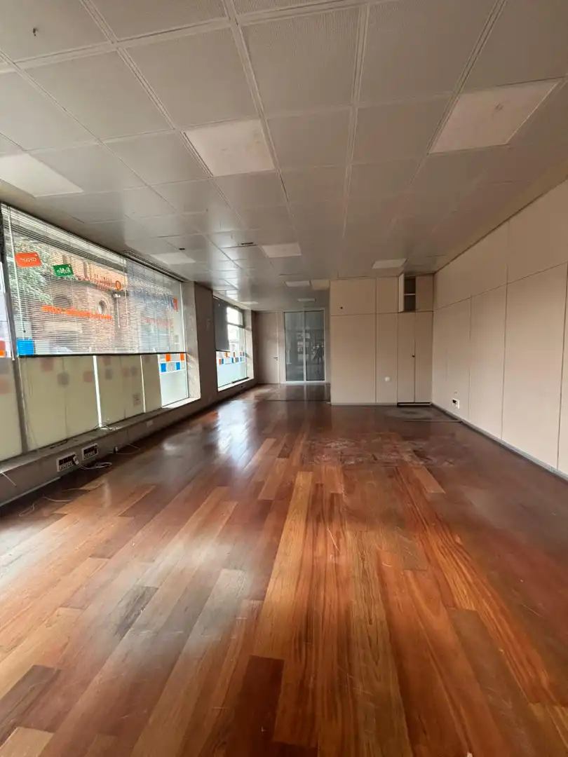 Local de alquiler en Cornellà de Llobregat con Parquet