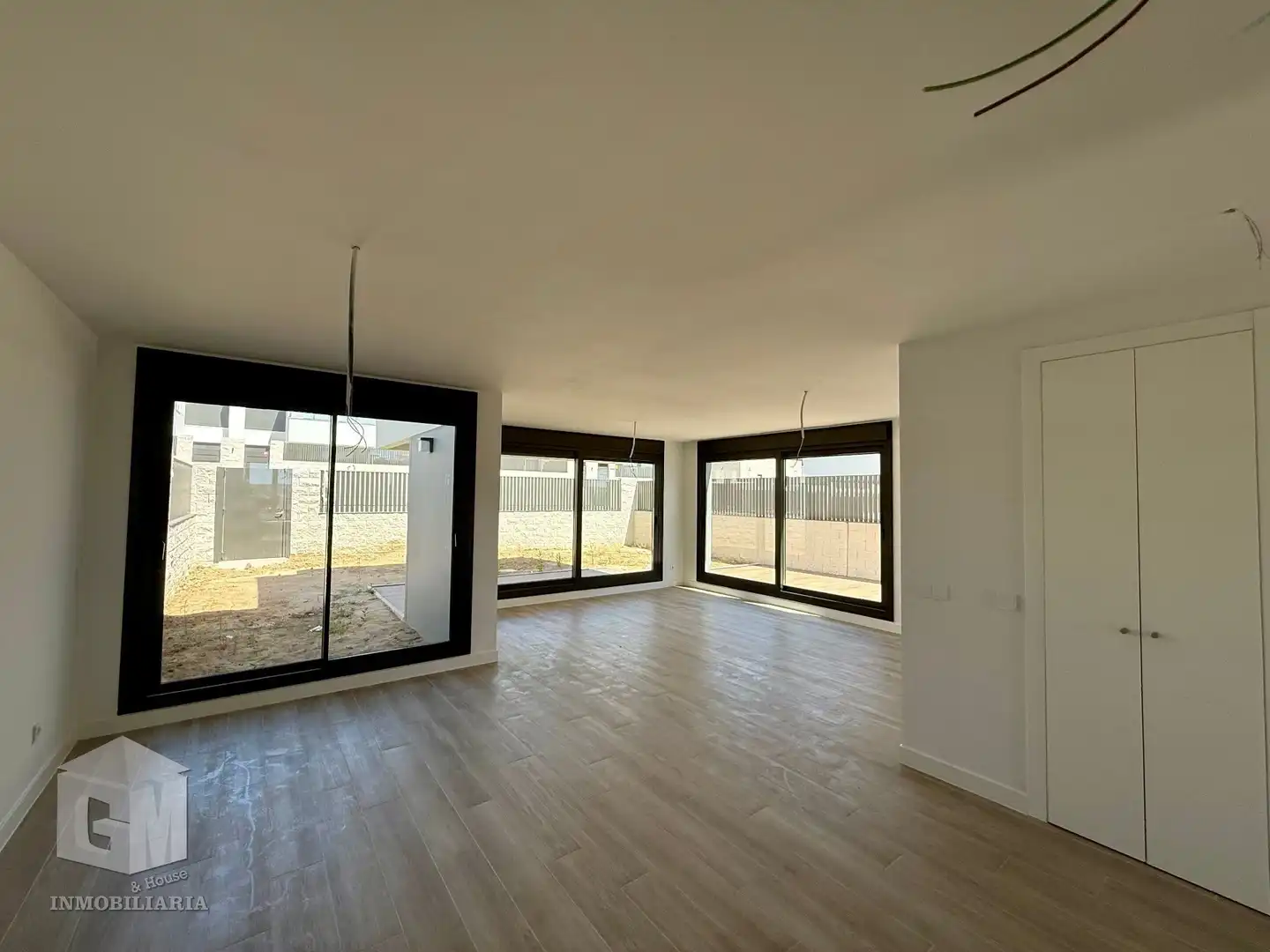 Sala d'estar de Casa adosada en venda en Villaviciosa de Odón amb Calefacció, Jardí privat i Terrassa