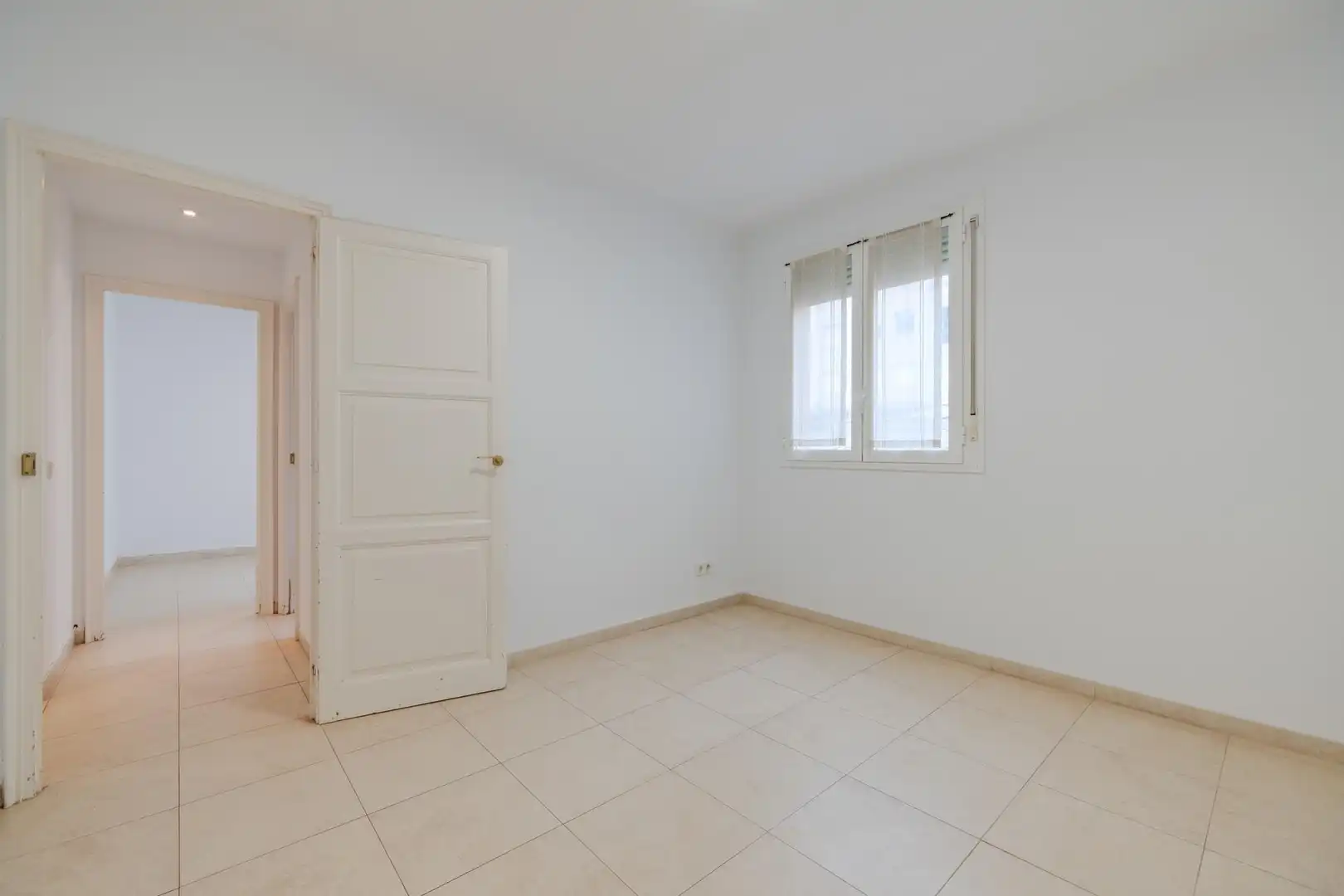 Bedroom of Flat for sale in Girona