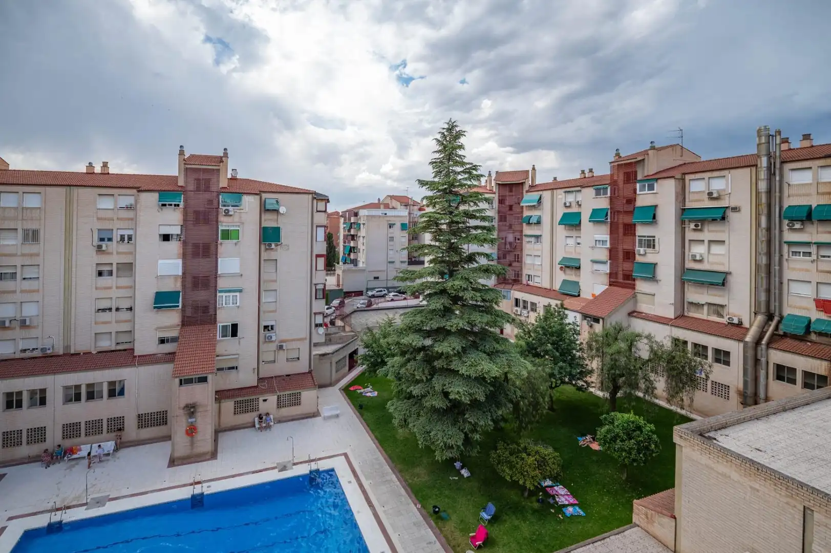 Vista exterior de Pis en venda en Granada amb Piscina comunitària