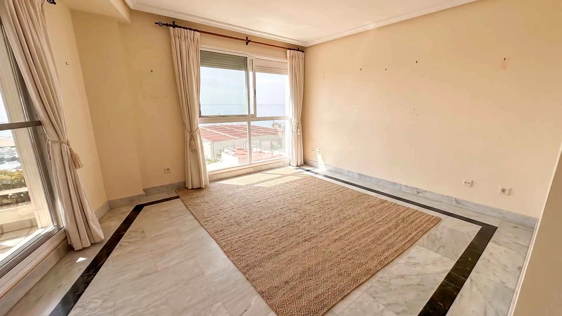 Dormitori de Apartament de lloguer en Marbella amb Terrassa, Piscina i Piscina comunitària