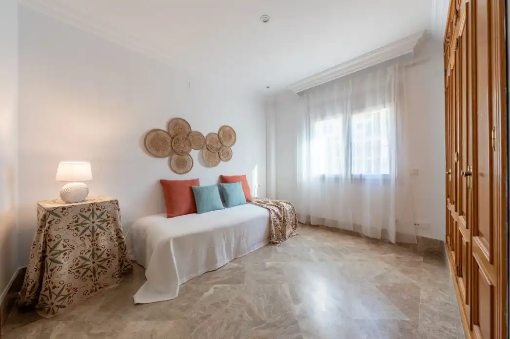 Dormitori de Casa adosada en venda en Marbella amb Aire condicionat, Jardí privat i Terrassa
