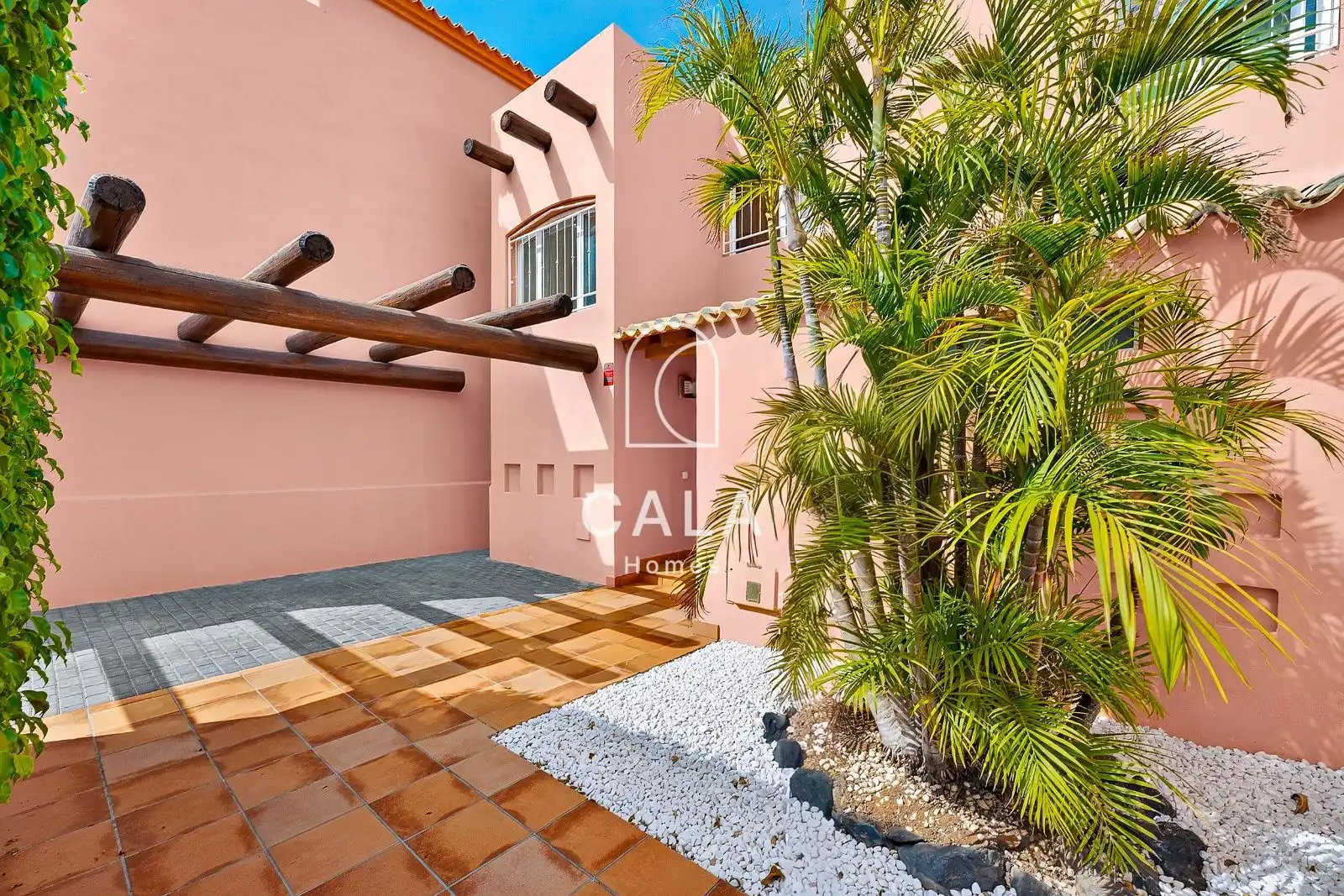 Vista exterior de Casa o xalet en venda en Adeje amb Aire condicionat, Calefacció i Piscina