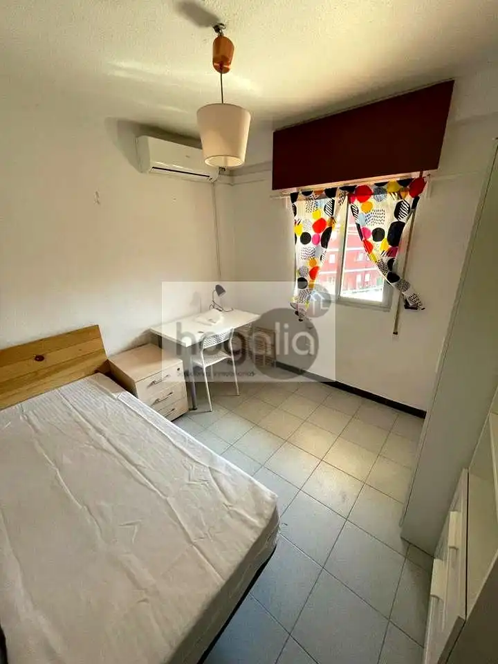 Habitación de Piso de alquiler en Sevilla con Aire acondicionado y Amueblado