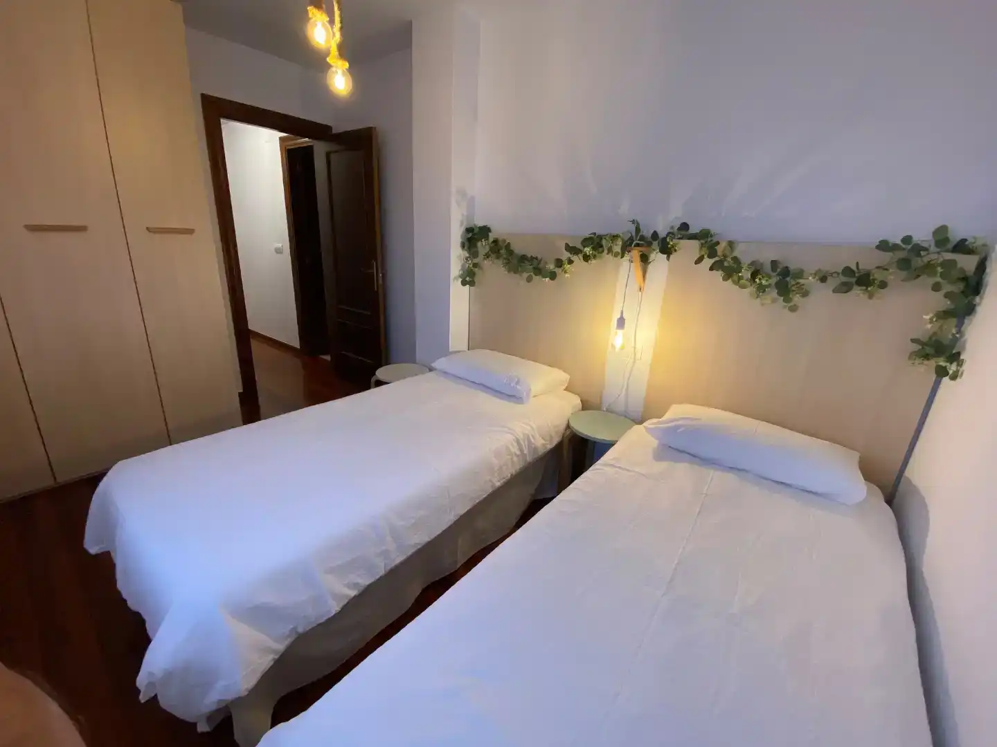 Schlafzimmer von Wohnung zur Miete in Suances mit Parkett, Schwimmbad und Möbliert
