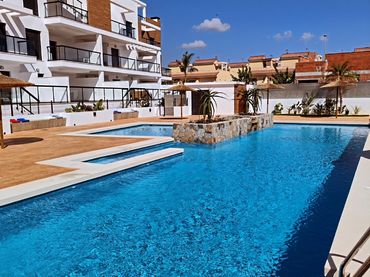 Baixos amb piscina en venda a El Mojón
