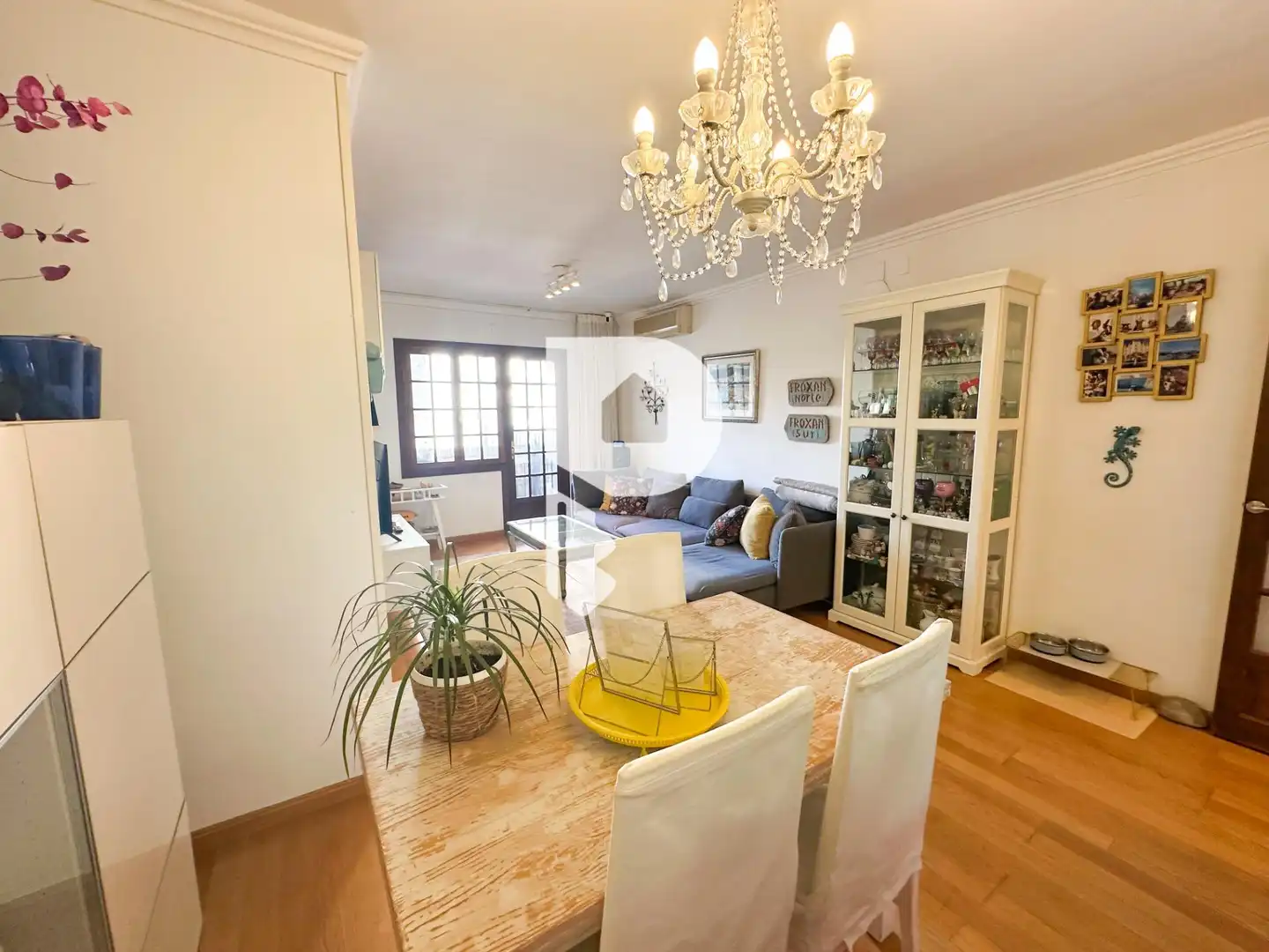 Living room of Flat for sale in Cornellà de Llobregat  with Air Conditioner, Heating and Parquet flooring