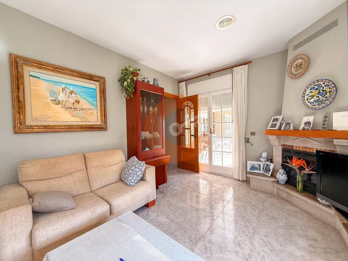 Sala d'estar de Casa o xalet en venda en El Vendrell amb Calefacció, Jardí privat i Piscina
