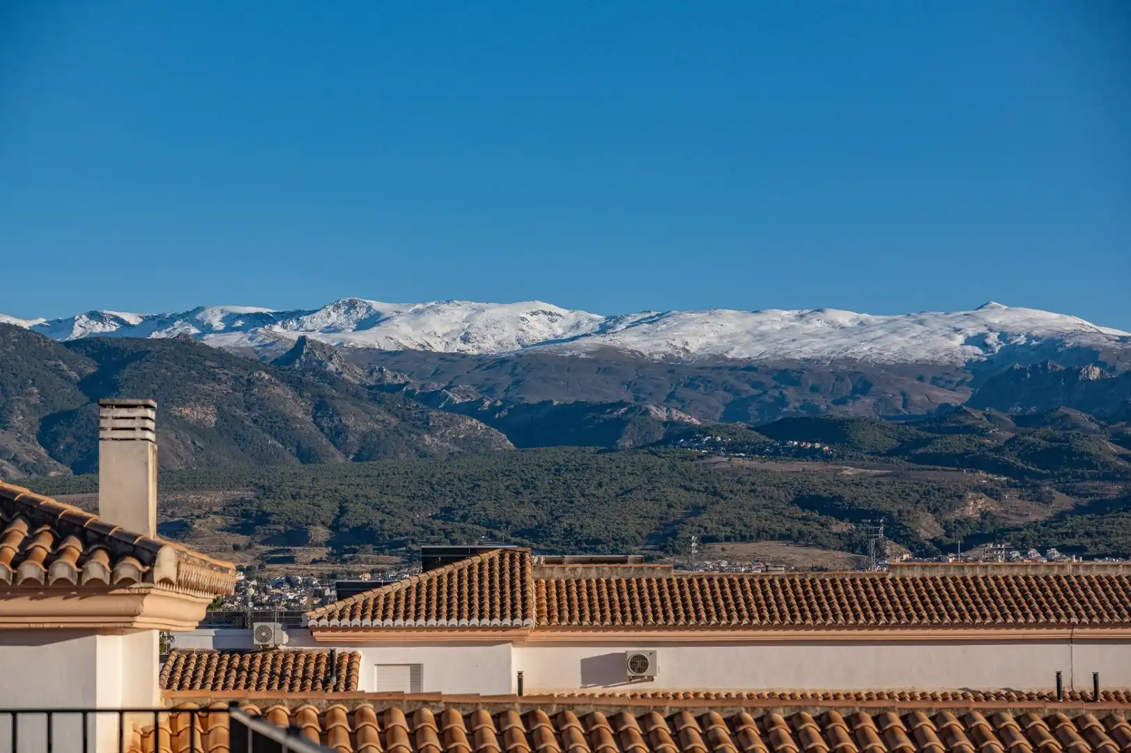 Vista exterior de Casa o xalet en venda en Las Gabias amb Aire condicionat, Terrassa i Moblat