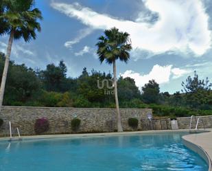 Piscina de Pis en venda en Marbella amb Aire condicionat, Calefacció i Terrassa