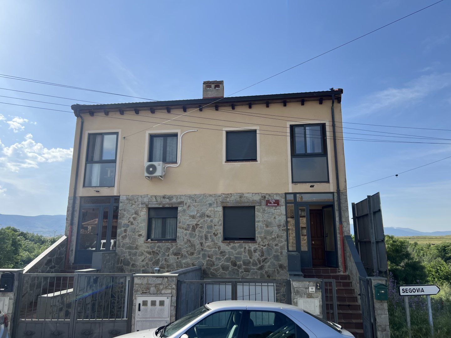 Vista exterior de Casa adosada en venda en Espirdo amb Calefacció i Terrassa
