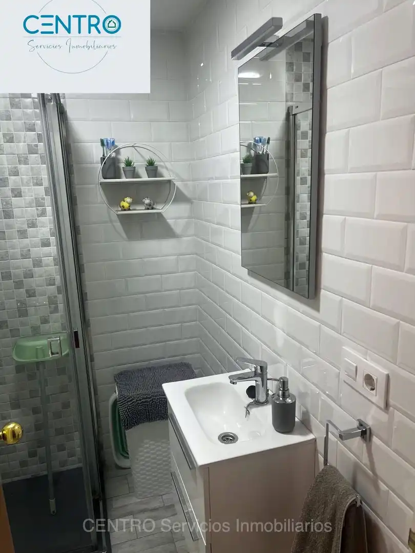 Badezimmer von Wohnungen zum Verkauf in Algeciras mit Terrasse, Möbliert und Gemeinschaftspool