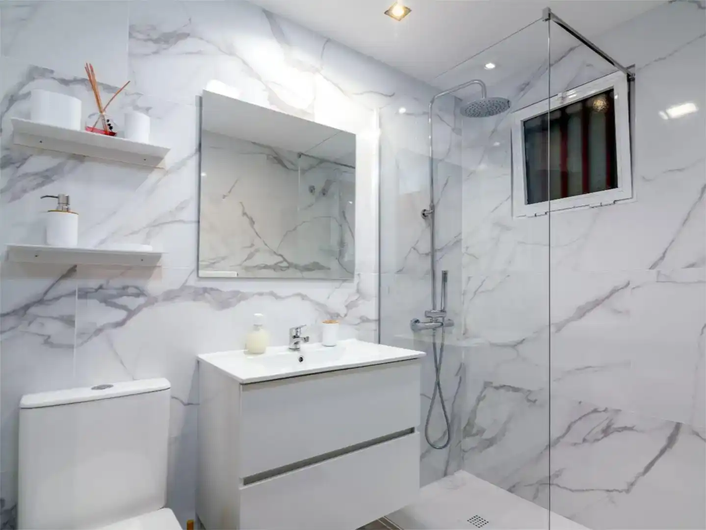 Bathroom of Apartments for rent in Benidorm  with Air Conditioner, Private garden and Swimming Pool