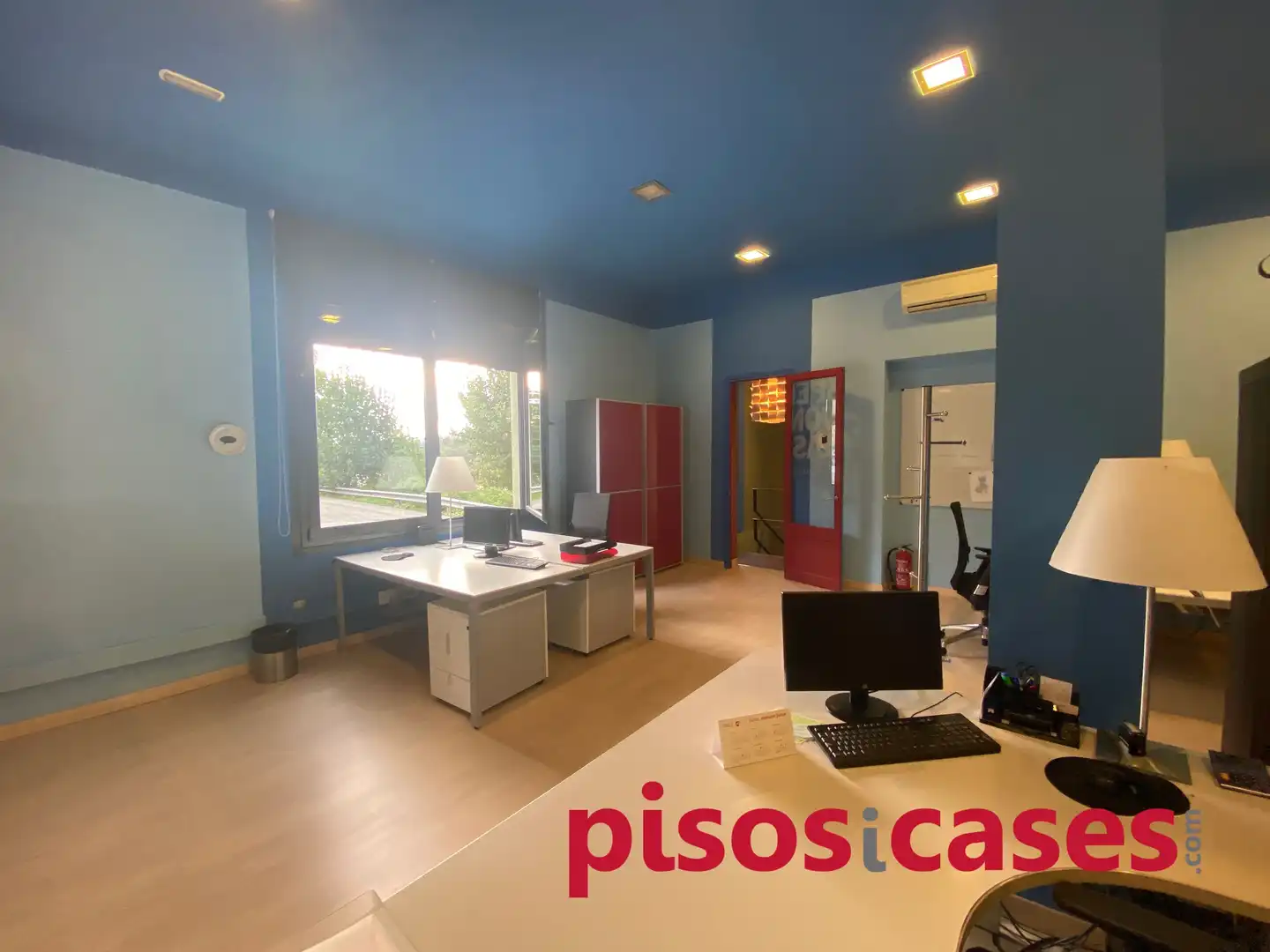 Office for rent in Manlleu  with Air Conditioner