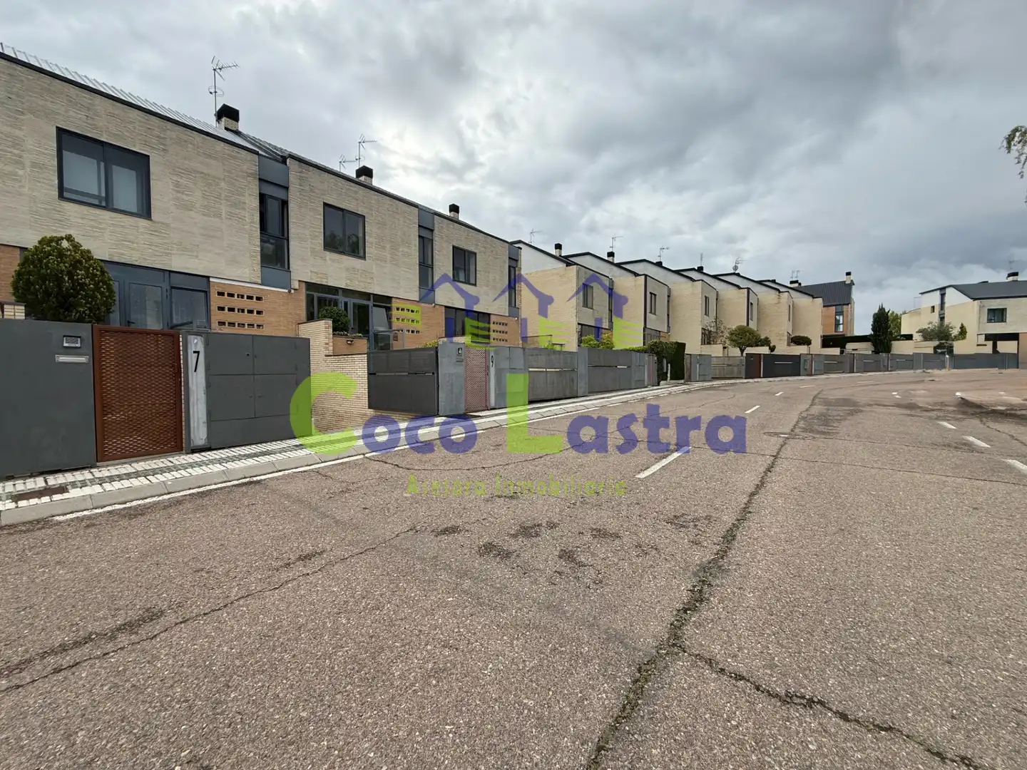 Vista exterior de Casa adosada en venta en Villares de la Reina con Calefacción, Jardín privado y Parquet