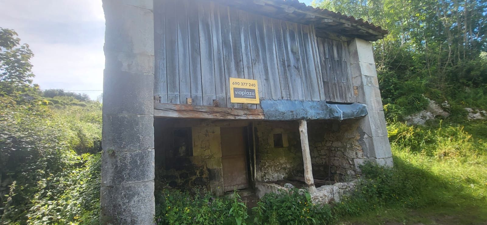 Vista exterior de Edificio en venta en Cabrales