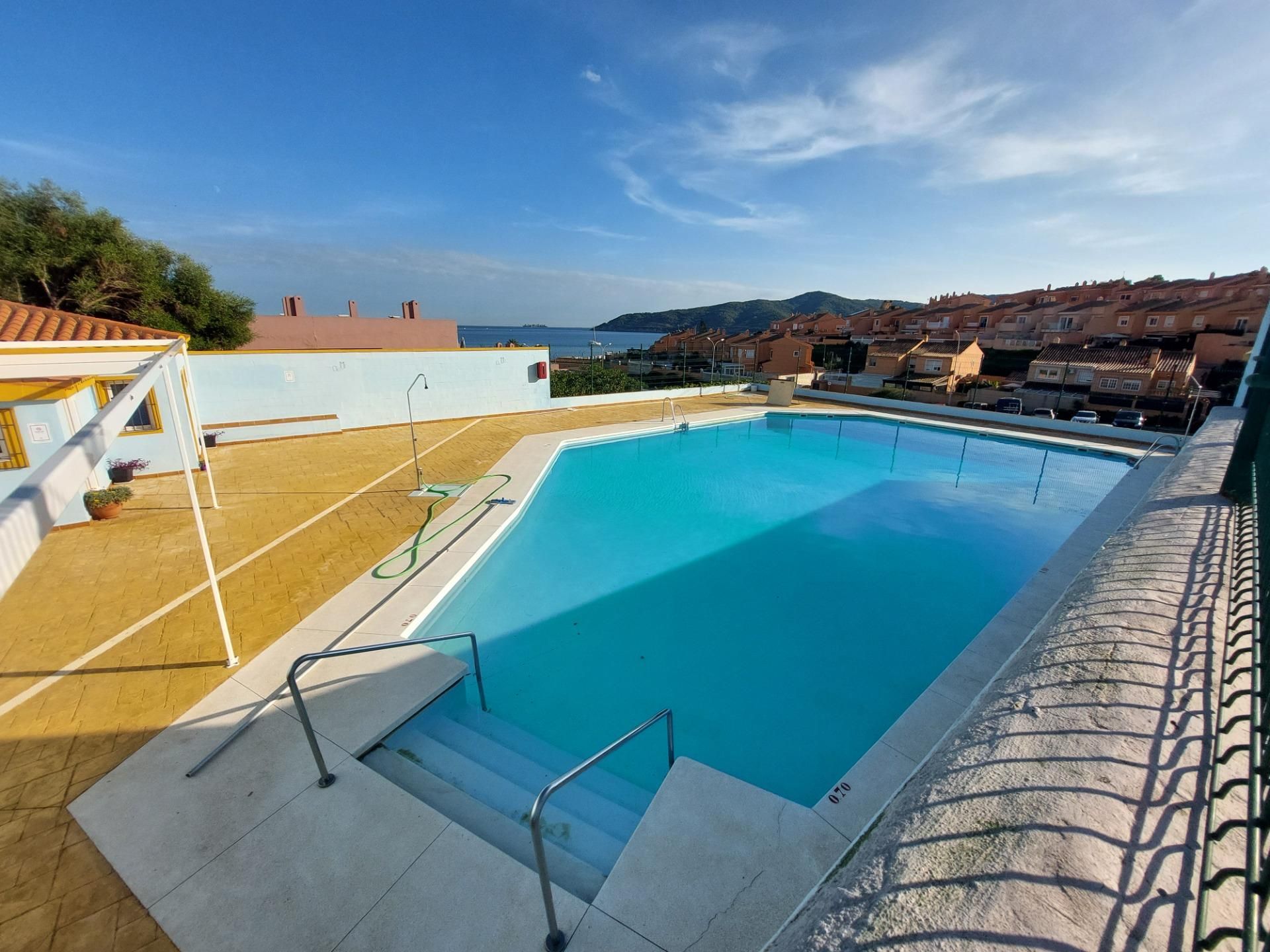 Swimming pool of Single-family semi-detached to rent in Algeciras  with Terrace, Storage room and Balcony