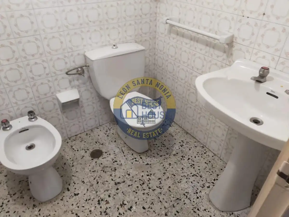Bathroom of Flat for sale in Mansilla de las Mulas  with Private garden, Terrace and Storage room
