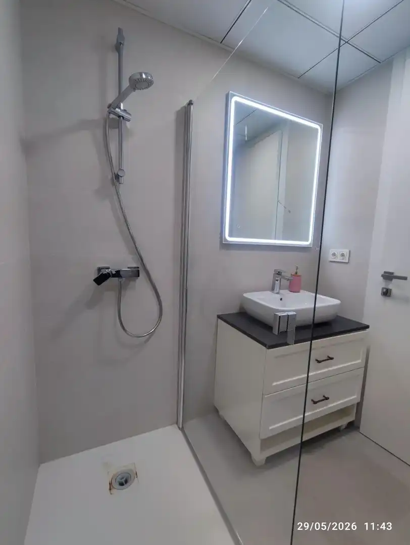 Baño de Piso de alquiler en Almería con Aire acondicionado, Calefacción y Jardín privado