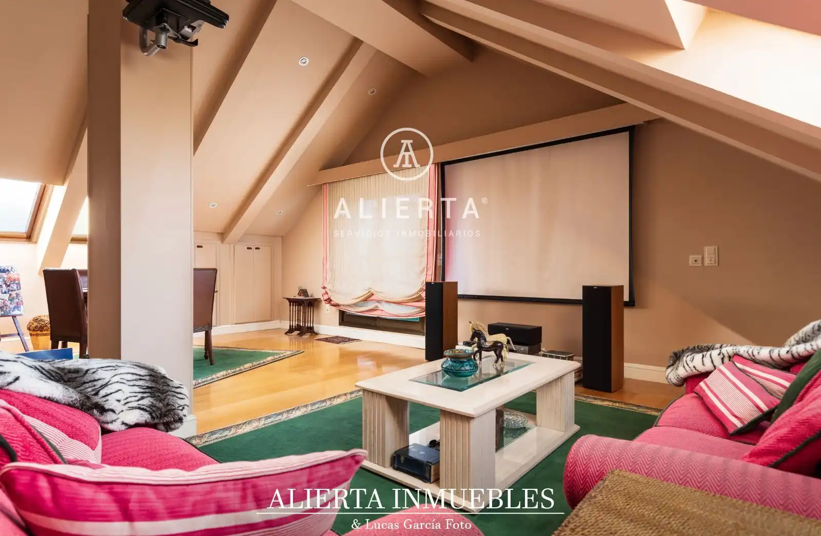 Sala d'estar de Casa adosada en venda en Zaragoza amb Aire condicionat, Calefacció i Traster
