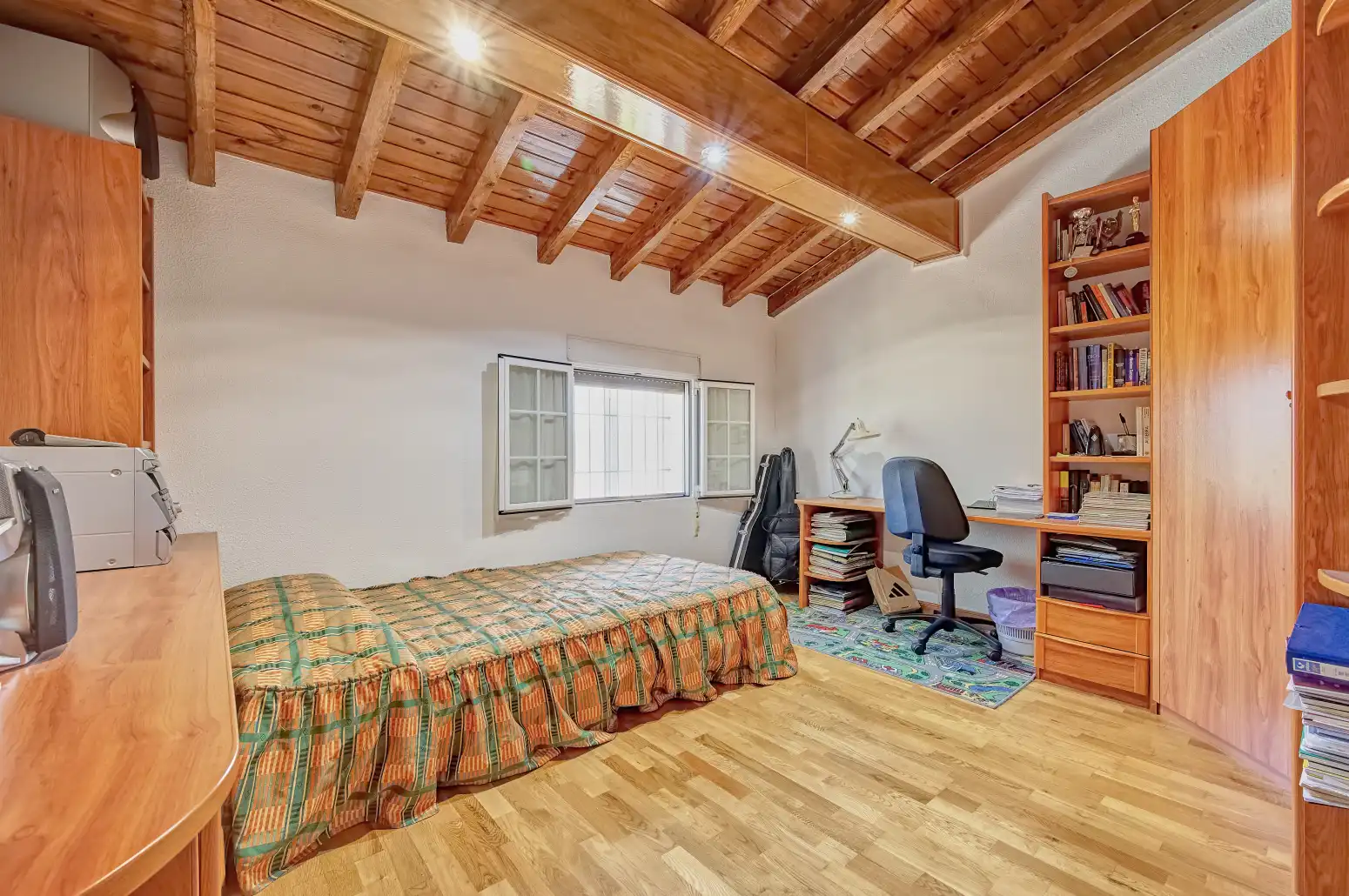 Schlafzimmer von Haus oder Chalet zum Verkauf in Aranguren mit Klimaanlage, Heizung und Privatgarten