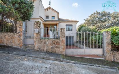 Vista exterior de Casa o xalet en venda en El Casar amb Aire condicionat, Calefacció i Jardí privat