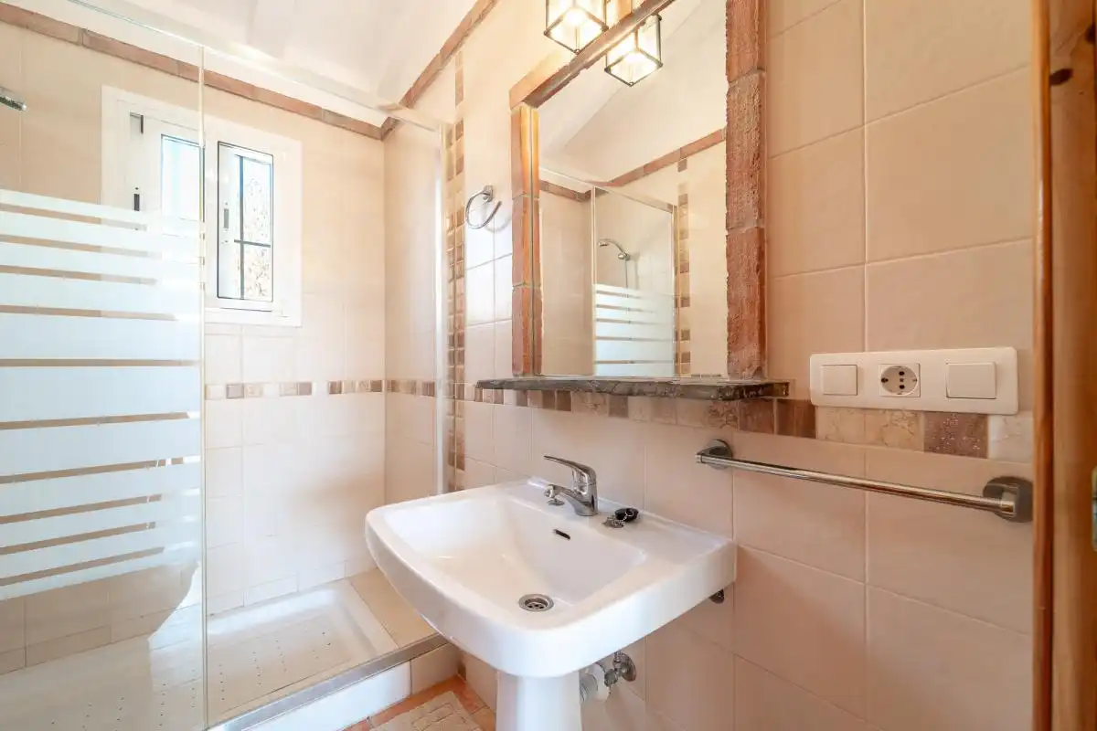 Baño de Casa adosada en venta en Frigiliana con Aire acondicionado, Calefacción y Jardín privado