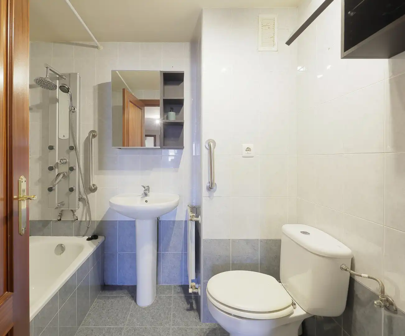 Baño de Piso en venta en Oviedo  con Calefacción y Trastero