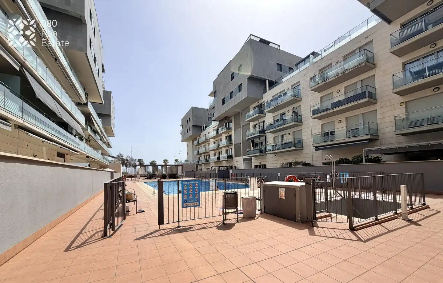 Piscina de Pis de lloguer en Badalona amb Aire condicionat, Terrassa i Moblat