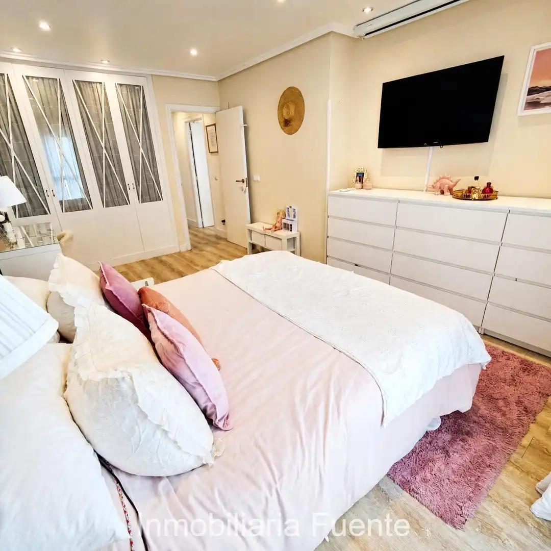 Schlafzimmer von Einfamilien-Reihenhaus zum Verkauf in Muskiz mit Heizung, Privatgarten und Terrasse